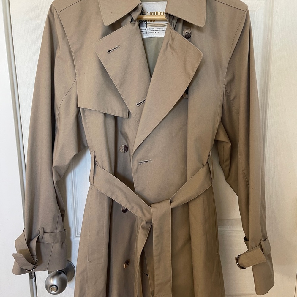 London Fog Tan Trench Coat with Double-Breasted Front and Wide Lapels Size 10P